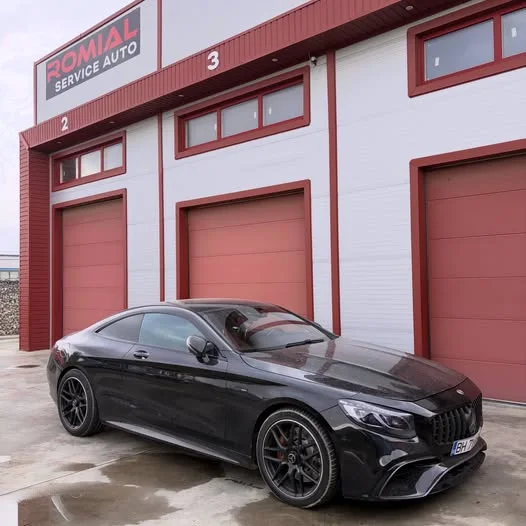 Mercedes-AMG S 63 Coupé negru în fața atelierului Romial Service