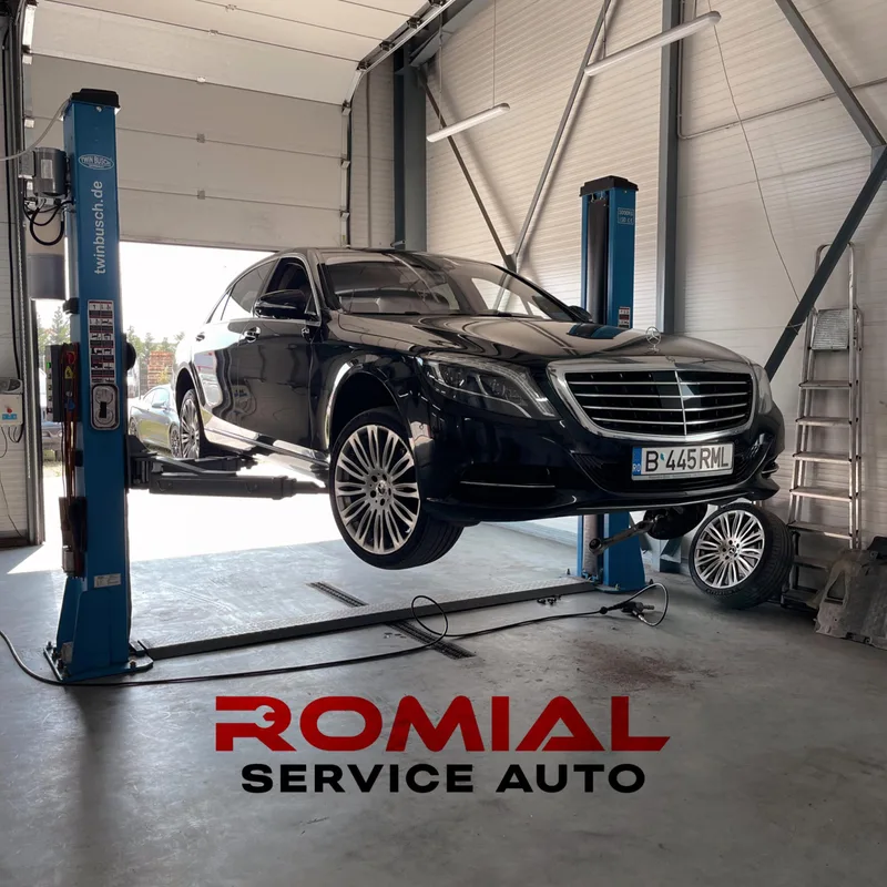 Mercedes ridicat pe elevator pentru verificări în atelierul Romial